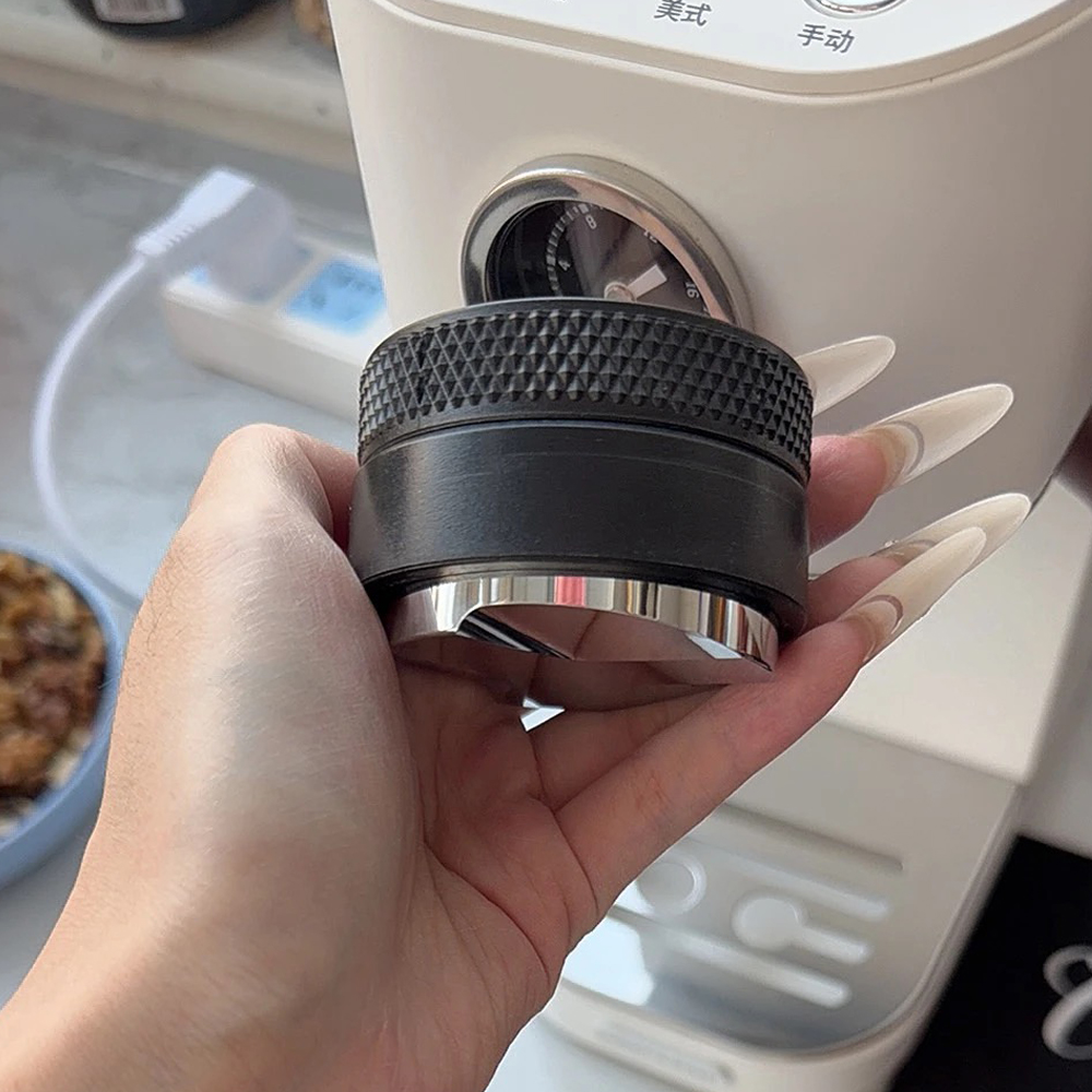 Coffee Tamper Leveler - コーヒーディストリビューター エスプレッソ分配ツール/レベラー 3つの傾斜面 調整可能なパームタンパー 51/53/58mmポルタフィルター対応