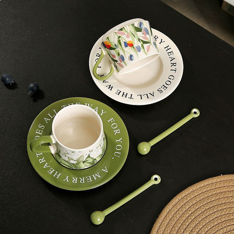手描きのスズラン柄セラミックコーヒーカップ＆ソーサーセット、 - Valley Tea And Coffee のレビューと価格