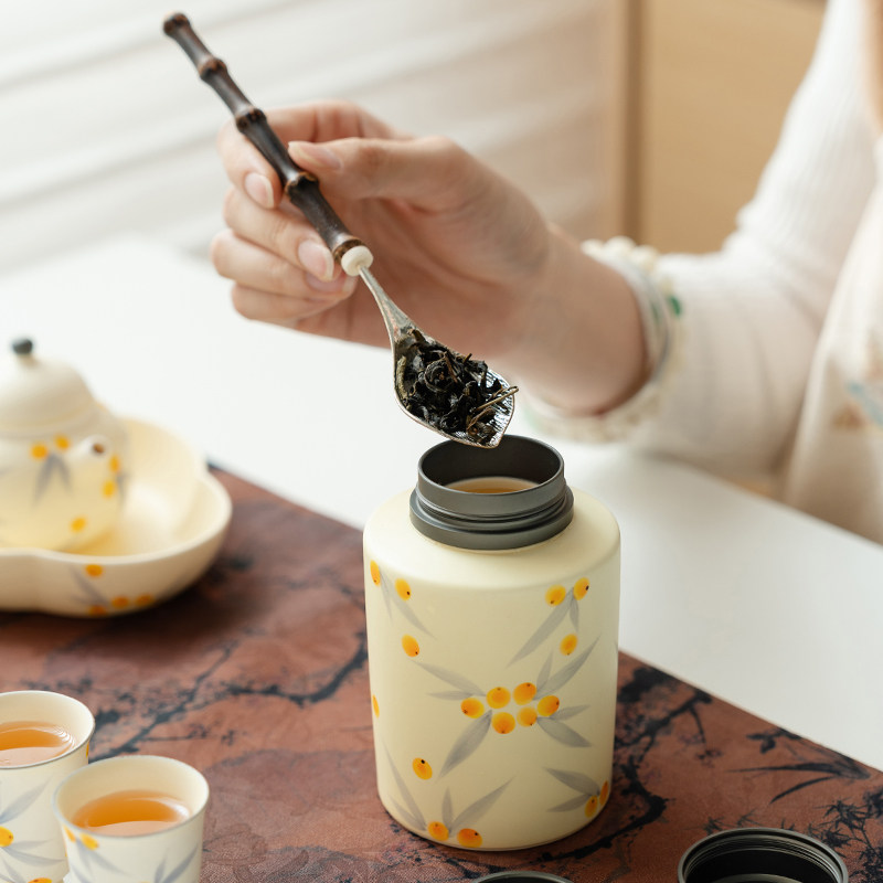 手描きの梨模様のセラミックティーポット二層金属カバー付き密閉 - Coffee Tea House のレビューと価格